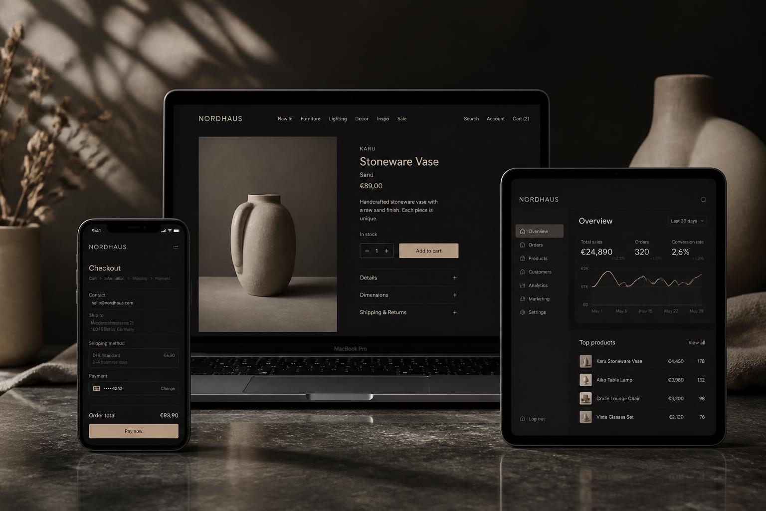Moderne webshop vist på laptop, tablet og mobil